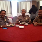 Kompol I Putu Mataram dan Kompol Sutrisno berbincang akrab dengan Direktur HARIAN BANGSA H. E.M. Mas