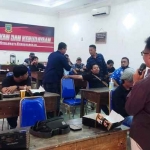 Roul Amrullah berbica di kelas diklat moderator. Acara bagi anggota PWI ini kerja sama dengan Diknas Kota Mojokerto. Foto: YUDI EKO PURNOMO/ BANGSAONLINE.com