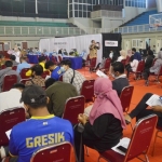 Para atlet KONI Gresik saat antre vaksinasi di Gedung WEP. foto: SYUHUD/ BANGSAONLINE