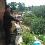 Abah Anton, Wali Kota Malang saat meninjau lokasi longsor di salah satu rumah warga. foto: iwan irawan/ BANGSAONLINE