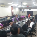 Suasana hearing mediasi terkait polemik Koperasi Ketajek yang digelar DPRD Jember.