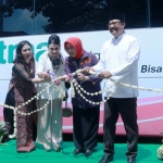 Bunda Fatma, Ketua Fatma Foundation didampingi Gus Ipul secara simbolis meresmikan beroperasinya bus operasional pelayanan pemeriksaan kanker gratis. foto: ist