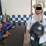 Puput diantar teman kerjanya mendatangi pos Polisi Sleko.