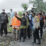 Bupati Lumajang bersama jajaran terkait memantau kondisi terkini lokasi yang akan dibangun pos pantau. (foto: ist)