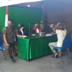 Sidang di tempat bagi pelanggar protokol kesehatan di area Arek lancor Kabupaten Pamekasan. 