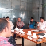 Safiuddin Asmoro (tengah batik) ketika menemui simpatisannya di hotel Caesar, Jakarta, Senin (30/09/2019).