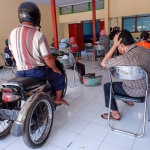 Para penyandang disabilitas saat akan menerima Kartu KKS BPNT. foto: ist.