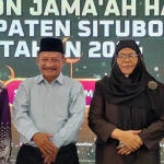 Bupati Situbondo, Karna Suswandi dan Wabup, Nyai Khoirani, foto bersama CJH tertua dan termuda.