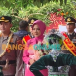 Penyambutan AKBP Wibowo di Mapolres Bangkalan. Foto: AHMAD FAUZI/BANGSAONLINE