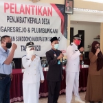 Pejabat Kepala Desa Ngaresrejo, M. Tanizidillah dan Pejabat Kepala Desa Plumbungan, Zuelfa Fatin saat dilantik pada Senin (6/7/2020).