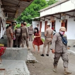 Petugas Satpol PP Kabupaten Kediri saat menggelar operasi yustisi di rumah kos di Desa Gogorante, Kecamatan Ngasem. (foto: ist)