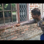Polisi melakukan olah TKP di rumah Henny setelah digasak maling.