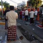 BINGUNG. Ratusan masyarakat di sekitar Masjid Al Hidayah Kelurahan Kebonsari, Kecamatan Sumbersari, Jember, Jawa Timur bingung karena tak bisa melaksanakan salat Id sendiri di rumah. Mereka pilih salat Idul Fitri di luar masjid, di Jalan Raya. foto: YUDI INDRAWAN/ BANGSAONLINE