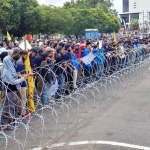 Aksi PMII saat demo di depan kantor DPRD Jember menuntut solusi untuk petani di Puger yang terimbas PT. Imasco Asiatec.