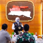 Gubernur Jatim Khofifah Indar Parawansa saat sambutan dalam acara konsolidasi bersama Kepala Staf TNI Angkatan Darat (KASAD) Jenderal TNI Andika Perkasa dan Wakapolri Komjen Pol. Dr. Gatot Eddy Pramono, M.Si, Kamis (3/9/2020). foto: ist/ bangsaonline.com  