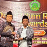 Penerima penghargaan dalam Darul Ulum Rebalas Awards.