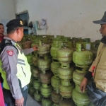 Petugas saat mengecek LPG 3 Kg.