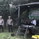 Anggota kepolisian di Sidoarjo bersama ustaz menggelar doa usir setan di berbagai lokasi, Jumat (5/4/2024). Foto: Dok. Polresta Sidoarjo.