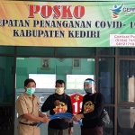 Penyerahan bantuan face shield dari LSAJ kepada Dinkes Kabupaten Kediri. Dari kiri: Plt. Kepala Dinas Kesehatan Kabupaten Kediri dr. Bambang Triyono Putro, Penasehat LSAJ Mbah Djio, dan Ketua LSAJ Ahmad Soleh. foto: MUJI/ BANGSAONLINE