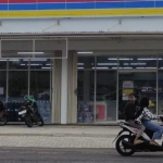 Minimarket modern yang baru dibuka di Jalan Raya Bendunganjati Pacet, Mojokerto.