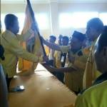 Ketua DPD II Golkar Gresik, Ahmad Nurhamim menerima bendera kepemimpinan Golkar, beberapa waktu lalu. foto: SYUHUD/ BANGSAONLINE