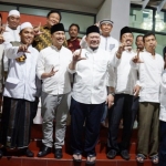 La Nyalla berfoto bersama Emil Dardak usai acara buka puasa di kantor Kadin Jatim. 