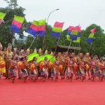 Para seniman saat menunjukkan seni tari dalam rangka puncak hari jadi Kabupaten Kediri ke-1214 di area SLG. foto: ARIF K/ BANGSAONLINE
