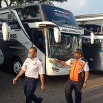 Budhi Julianto, Korlap Pemeriksaan Dishub Pasuruan, saat memimpin inspeksi keselamatan.