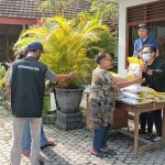 Petugas saat melayani seorang ibu yang membeli beras saat operasi pasar di Kecamatan Kota. Foto: MUJI HARJITA/ BANGSAONLINE