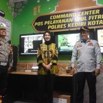 Wali Kota Kediri Vinanda Prameswati saat berada di ruang command center. Foto: Ist.
