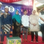 Wali Kota Risma saat foto bersama para anak yatim dan lansia usai memberikan santunan secara simbolis. foto: YUDI ARIANTO/ BANGSAONLINE