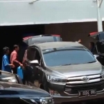 Penyidik KPK mengangkut sejumlah tas dan koper saat penggeledahan rumah Mentan Syahrul, Jumat (29/9/2023).