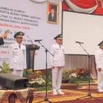 SUMPAH. Empat Pj Wali Kota Blitar, Bupati Ponorogo, Bupati Lamongan dan Bupati Kediri mengambil sumpah jabatan. Foto : nisa/BANGSAONLINE