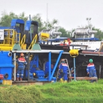 Para pekerja Pertamina EP Asset 4 sedang beraktivitas di lapangan migas Sukowati Field Bojonegoro. foto: EKY NURHADI/ BANGSAONLINE