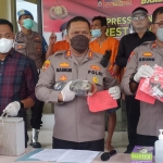 Kapolresta Banyuwangi, AKBP Nasrun Pasaribu (tengah) menunjukkan tersangka dan barang bukti.