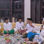 KH. Lailurrahman Koordinator Bassra Pamekasan (dua dari kanan) saat merespons langkah-langkah H. Syafiuddin.