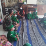 Dansatgas SSK TMMD Letda Inf Asmaun saat berinteraksi dengan anak-anak. foto: ist.