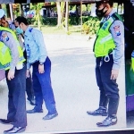 Petugas Satlantas Polres Sumenep bersama Dishub sedang mengecek kelaikan sebuah bus.