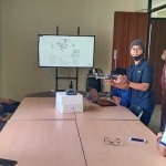 Suasana pelatihan operasional drone untuk pemetaan lahan pertanian. (foto: ist).