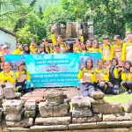 Siswa kelas X SMAN 2 Batu saat foto bersama dengan latar belakang Candi Songgoriti.
