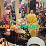 Gubernur Khofifah saat meninjau stan di Kampoeng Kreasi 2023. Foto: DEVI FITRI AFRIYANTI/BANGSAONLINE