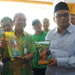 Direktur Teknik & Pengembangan (Dirtekbang) PG Arif Fauzan saat membuka gerai Petromart. foto: SYUHUD/ BANGSAONLINE