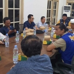 Ketua DPD Nasdem Gresik sementara, Suhandoyo (peci hitam), saat memimpin rapat pembentukan desk pilkada. Foto: Ist.