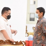 Bupati Kediri Hanindhito Himawan Pramana (kiri) saate berbincang akrab dengan Wali Kota Kediri Abdullah Abu Bakar di Pendopo Panjalu Jayati. (foto: ist.)