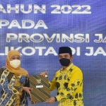 Wakil Wali Kota Pasuruan Adi Wibowo (Mas Adi) saat menerima DIPA dan TKDD dari Gubernur Jatim Khofifah Indar Parawansa. 