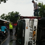 Truk terguling di tengah jalan. foto: RONY S/ BANGSAONLINE