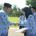 Bupati H Saiful Ilah menyerahkan SK kenaikan pangkat kepada PNS Pemkab Sidoarjo, di Alun-alun Sidoarjo, Kamis (6/10). foto: MUSTAIN/ BANGSAONLINE