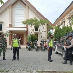 Petugas gabungan melakukan pengamanan di Gereja Katolik Santo Andreas Porong, Sidoarjo.