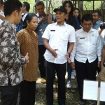 Menteri BUMN Rini Sumarno didampingi Bupati Trenggalek Emil Dardak beserta kompi huko sesaat hendak tanam pohon di hutan kota. foto: HERMAN/ BANGSAONLINE