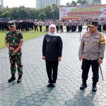 Gubernur Khofifah saat mengikuti apel gelar Operasi Lilin Semeru 2022 dalam rangka pengamanan natal dan tahun baru di Polda Jatim, Kamis (22/12/2022) pagi.